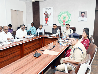 మాట్లాడుతున్న కలెక్టర్‌ గిరీష