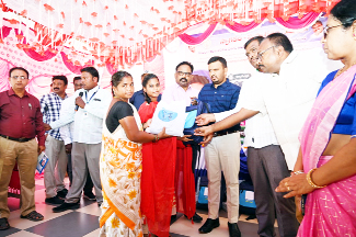 ద్యార్థికి జగనన్న విద్యా కానుక కిట్లను అందజేస్తున్న కలెక్టర్‌, మున్సిపల్‌చైర్మన్‌