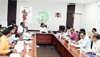 సమావేశంలో మాట్లాడుతున్న కలెక్టర్‌ గిరీష