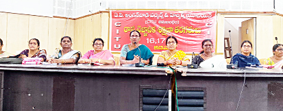 విలేకరుల సమావేశంలో మాట్లాడుతున్న సుబ్బరావమ్మ