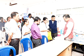  సచివాలయంలో రికార్డులు పరిశీలిస్తున్న ప్రత్యేక అధికారి, కలెక్టర్‌