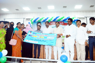 చెక్కు అందజేస్తున్న డిప్యూటీ సిఎం, మేయర్‌, ఎంఎల్‌సి