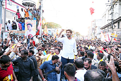 ప్రజలకు అభివాదం చేస్తున్న నారా లోకేష్‌