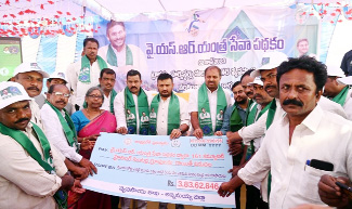 తులకు మెగా చెక్‌ను అందజేస్తున్న కలెక్టర్‌ గిరీష, ఎమ్మెల్యే శ్రీకాంత్‌రెడ్డి