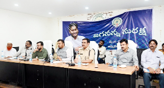 సమావేశంలో మాట్లాడుతున్న కలెక్టర్‌ గిరీష, చిత్రంలో ఎస్‌పి గంగాధర్‌రావు