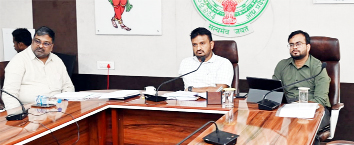 వీడియోకాన్ఫరెన్సులో మాట్లాడుతున్న కలెక్టర్‌ గిరీషా