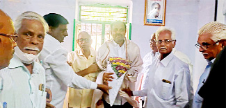 .ఎమ్మెల్యేను సన్మానిస్తున్న ప్రభుత్వ పెన్షనర్లు