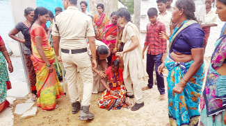 మహిళల ఆత్మహత్యయత్నాన్ని అడ్డుకుంటున్న పోలీసులు