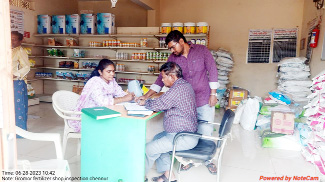 ఎరువుల దుకాణాన్ని పరిశీలిస్తున్న ఎడిఎ