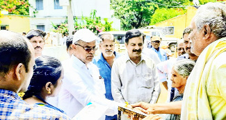 జలతో మాట్లాడుతున్న ఎమ్మెల్యే రామచంద్రారెడ్డి