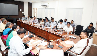 మాట్లాడుతున్న కలెక్టర్‌ గిరీష