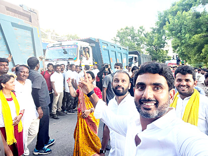 లింగాలకుంట వద్ద పెన్నానది ఇసుక కోసం వెళ్తున్న టిప్పర్‌ లారీని సెల్ఫీ ద్వారా చూపుతున్న నారా లోకేష్‌