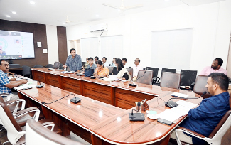 సమావేశంలో మాట్లాడుతున్న కలెక్టర్‌ గిరీష