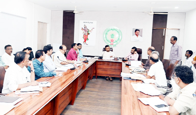 .సమావేశంలో మాట్లాడుతున్న కలెక్టర్‌ గిరీష పి.ఎస్‌.