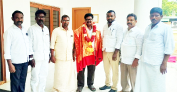 డైరెక్టర్‌ను సన్మానిస్తున్న వైసిపి నాయకులు