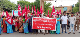 సిడిపిఒను సస్పెండ్‌ చేయాలిసిఐటియు జిల్లా ప్రధాన కార్యదర్శి మనోహర్‌