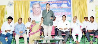 సమావేశంలో మాట్లాడుతున్న ఆచార్య ఈశ్వరరెడ్డి