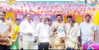  పురస్కారం అందజేస్తున్న మేడా, ఆకేపాటి