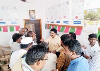 ఆర్‌డిఒను చుట్టుముట్టిన రైతులు