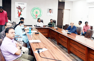 సమావేశంలో మాట్లాడుతున్న కలెక్టర్‌ గిరీష