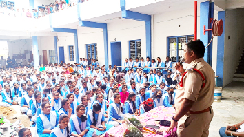 విద్యార్థులనుద్దేశించి మాట్లాడుతున్న సిఐ మురళీ కృష్ణ