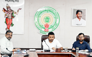 సమావేశంలో మాట్లాడుతున్న కలెక్టర్‌ గిరీష