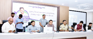 మాట్లాడుతున్న కలెక్టర్‌ విజరు రామరాజు