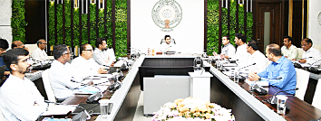 పులివెందుల అభివృద్ధిపై ముఖ్యమంత్రికి వివరిస్తున్న కలెక్టర్‌, ఎంపీ