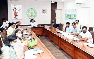 సమావేశంలో మాట్లాడుతున్న కలెక్టర్‌ గిరీష
