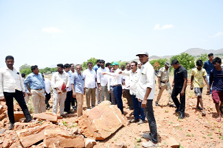 ఇళ్ల నిర్మాణాలను పరిశీలిస్తున్న కలెక్టర్‌ గిరీష