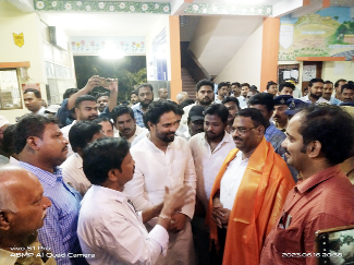 డిఆర్‌ఎంతో మాట్లాడుతున్న అఖిలపక్ష నేతలు