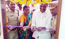 కౌన్సెలింగ్‌ సెంటర్‌ను ప్రారంభిస్తున్న ఎస్‌పి, ఎమ్మెల్యే, ఎమ్మెల్సీ