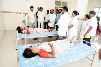 పిహెచ్‌సిలో రోగులను పరామర్శిస్తున్న కలెక్టర్‌ గిరీష