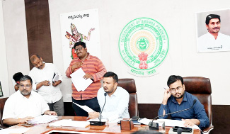 మాట్లాడుతున్న కలెక్టర్‌ గిరీష
