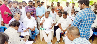 గృహ నిర్మాణ శాఖ అధికారులతో మాట్లాడుతున్న శ్రీకాంత్‌రెడ్డి