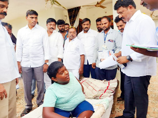 విభిన్న ప్రతిభావంతుడితో మాట్లాడుతున్న శ్రీనివాసులు