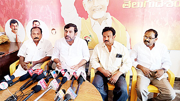 విలేకరుల సమావేశంలో మాట్లాడుతున్న రమేష్‌ కుమార్‌ రెడ్డి