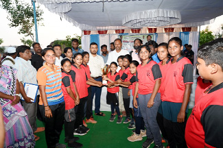క్రీడా కారులను అభినందిస్తున్న కలెక్టర్‌ గిరీష, ఎమ్మెల్యే శ్రీకాంత్‌రెడ్డి