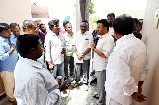 జగనన్న సురక్ష సర్వేను పరిశీలించిన కలెక్టర్‌ గిరీష