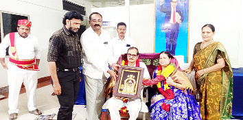 జడ్జి దంపతులను సన్మానిస్తున్న బార్‌ అసోసియేషన్‌ నాయకులు