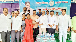 విద్యార్థిని అభినందిస్తున్న ఎమ్మెల్యే మేడా మల్లికార్జునరెడ్డి