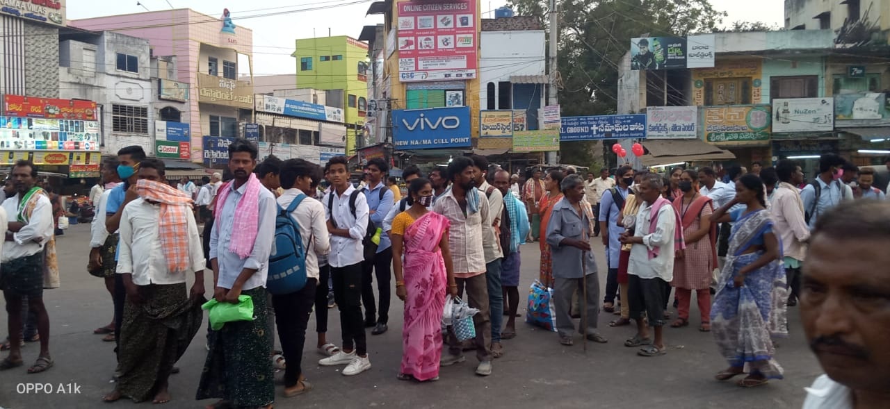 బాటసారులకు నీడ కరువు