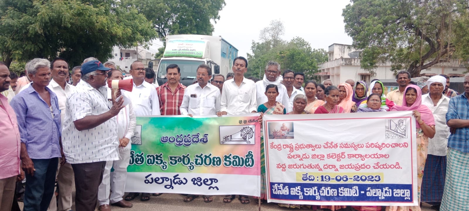 ప్రభుత్వ విధానాలతో చేనేతల ఆత్మహత్యలు