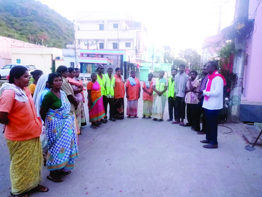 పారిశుధ్య కార్మికులకు పని భారం తగ్గించండి