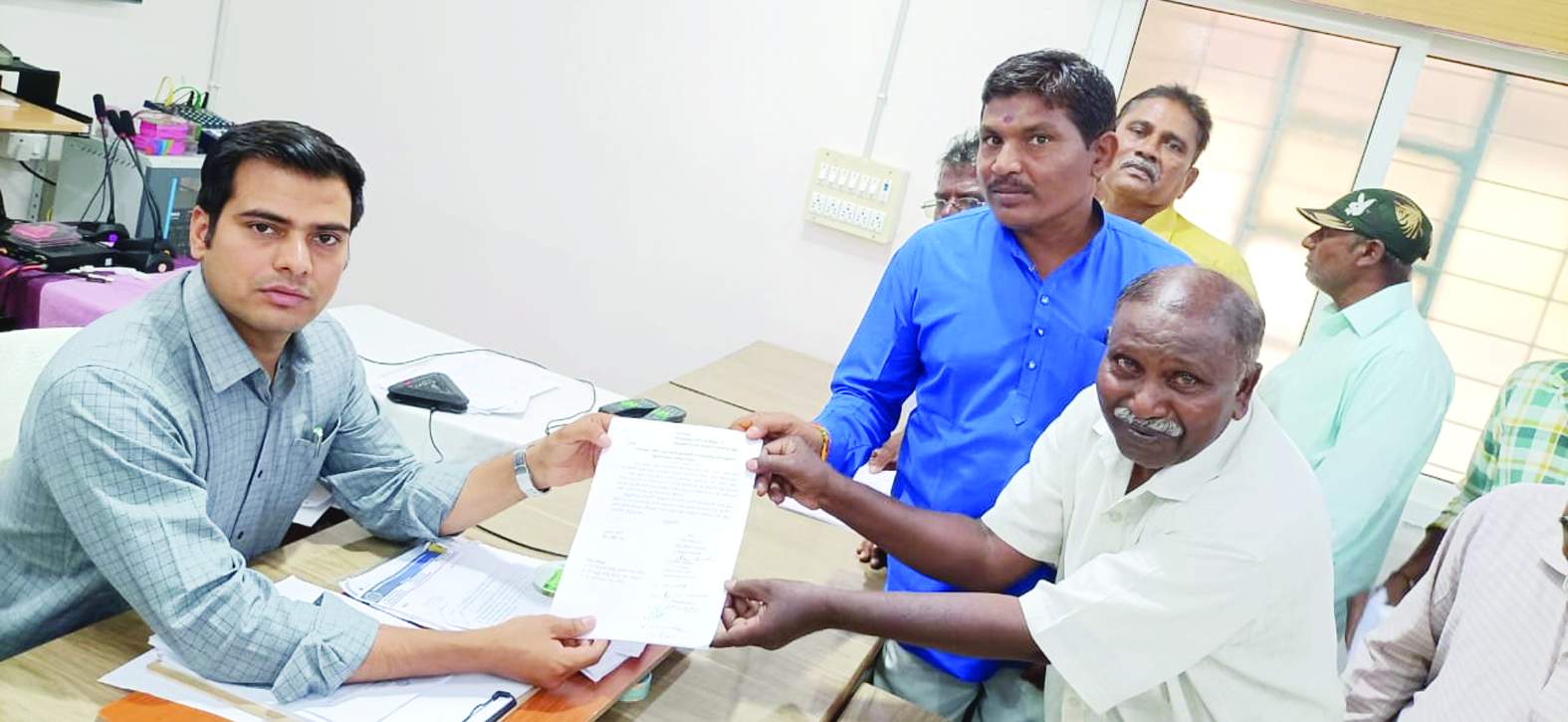 సబ్‌ కలెక్టర్‌కు వినతిపత్రం ఇస్తున్న దైవప్రసాద్‌