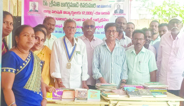 పాఠశాలకు పుస్తకాలు బహూకరణ