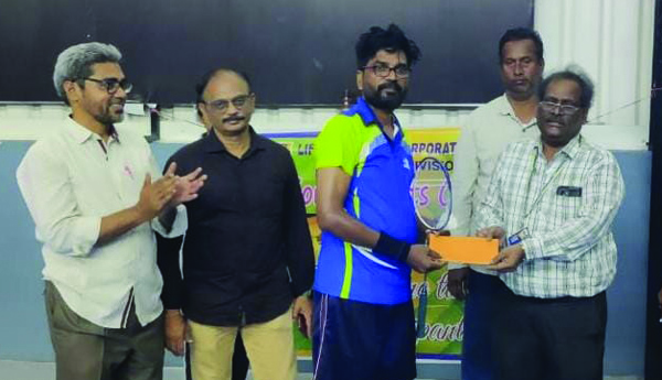 షటిల్‌ విజేతలకు అభినందన