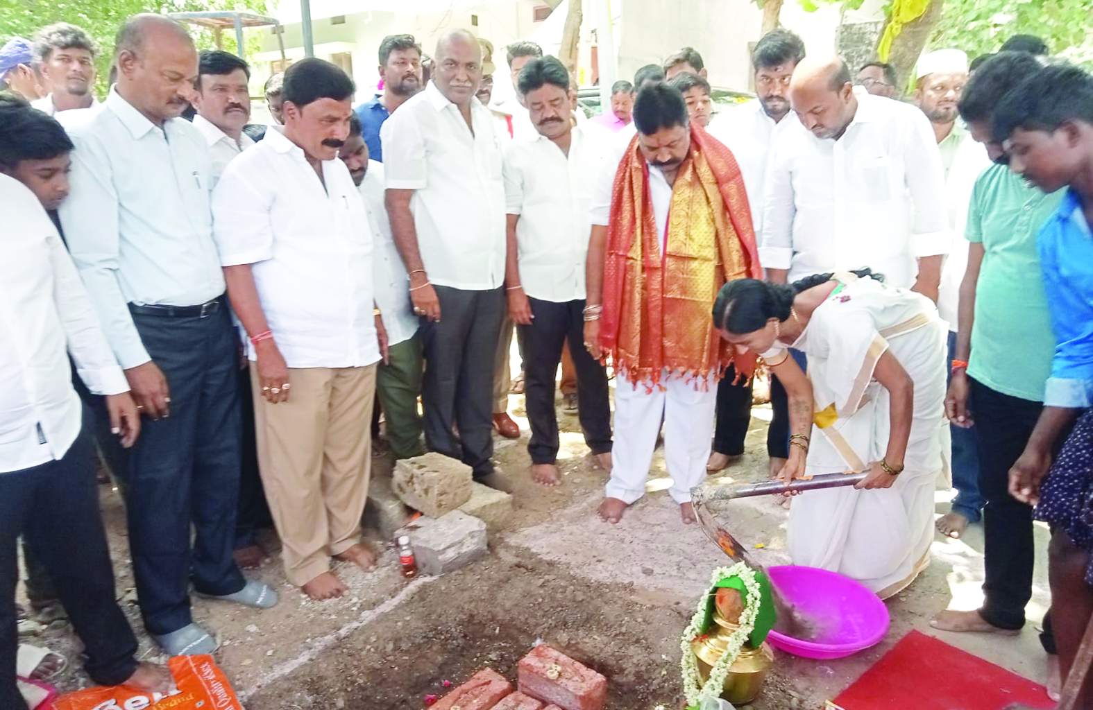 భూమి పూజ చేస్తున్న ఎమ్మెల్యే