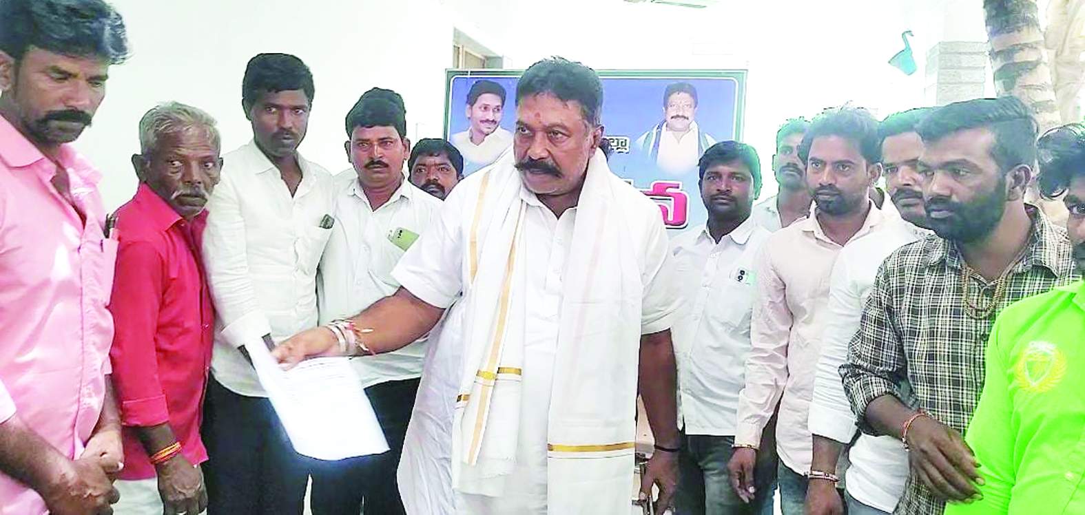 ఎమ్మెల్యేకు వినతిపత్రం ఇస్తున్న సిపిఎం నాయకులు