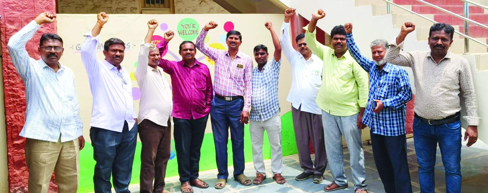 నిరసన తెలుపుతున్న ఉపాధ్యాయులు